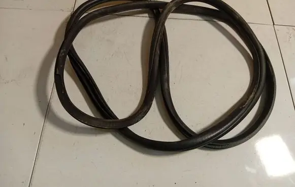 Nissan Tiida C11 Rubber seal front coupe door 