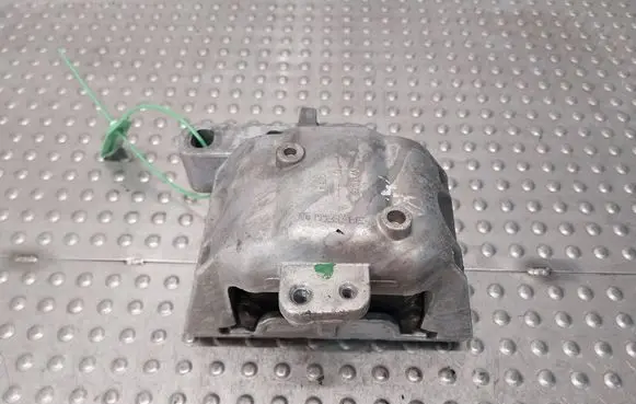 Engine mount vacuum valve