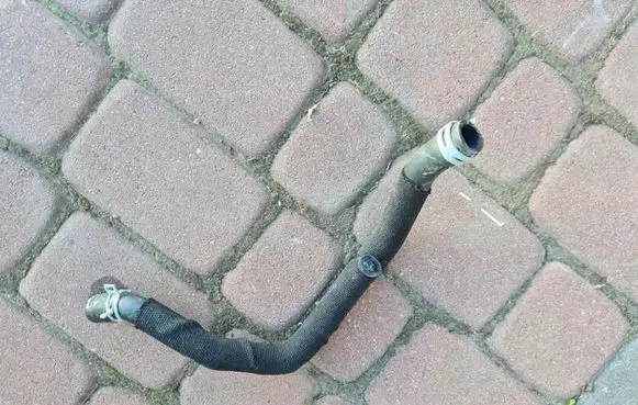 Renault Captur II Engine coolant pipe/hose 924000628R