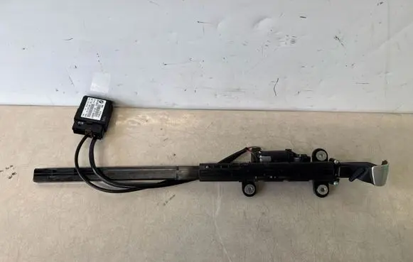 BMW 4 F32 F33 Seat belt height adjuster 9273584