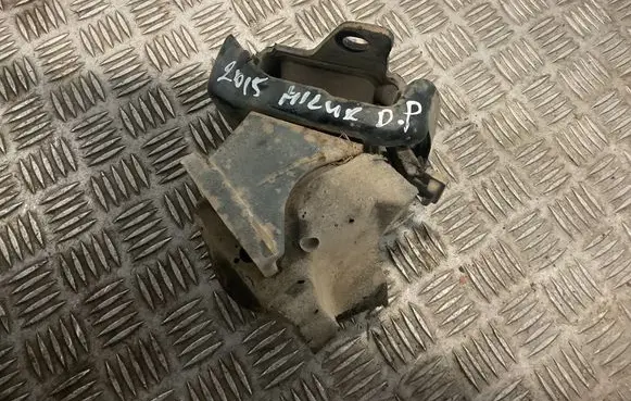 Toyota Hilux (AN10, AN20, AN30) Engine mount bracket