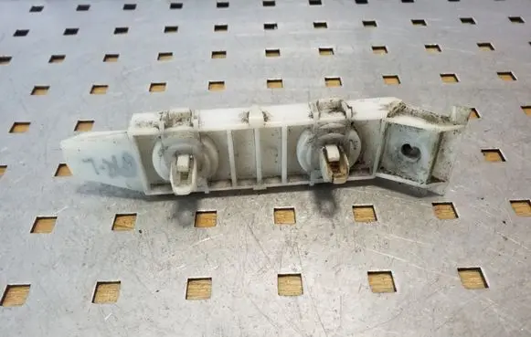 Suzuki Grand Vitara II Front bumper mounting bracket