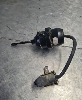 Engine mount vacuum valve