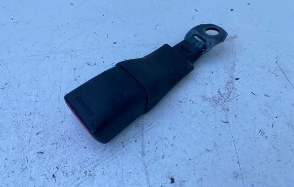 Suzuki Swift I Rear seatbelt buckle 17037