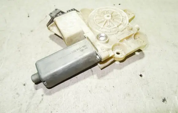 Toyota Avensis T250 Front door window regulator motor 6982005050