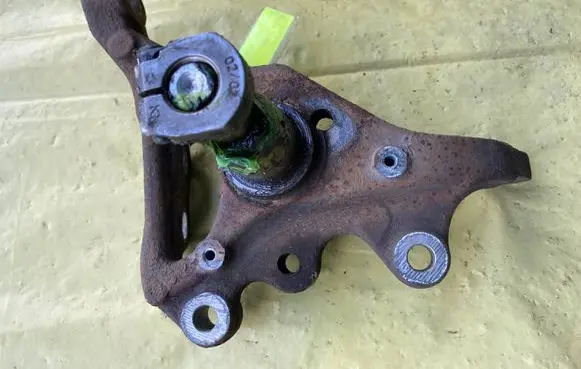 Mercedes-Benz C W204 Front wheel hub spindle knuckle A2043320101
