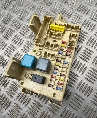 Toyota Avensis T250 Fuse module 8264105030A 5010745916 07011721335101