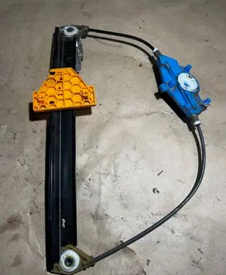 Rear door manual window regulator