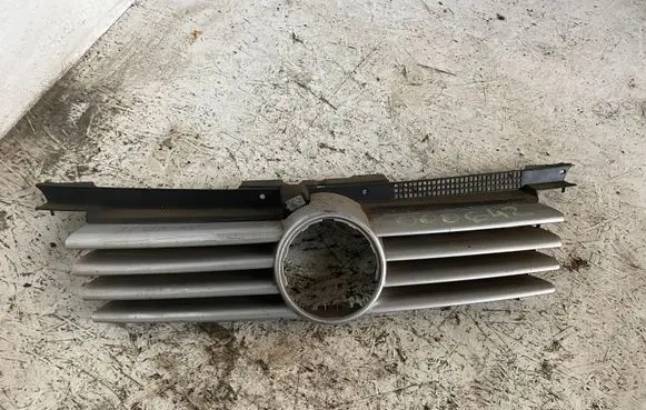 Volkswagen Jetta V Front bumper upper radiator grill