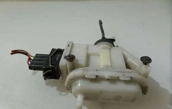 Volkswagen PASSAT B4 Central locking motor 357862153H