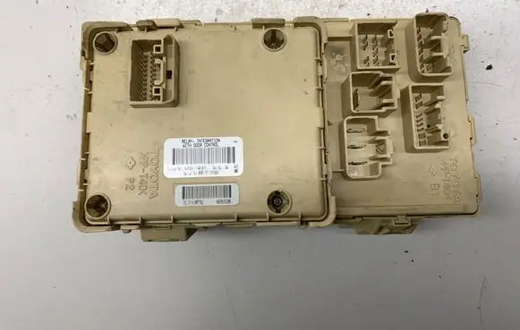 Toyota Avensis T250 Fuse module 82641CA010F