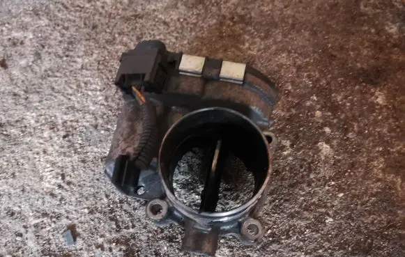 Volvo V70 Throttle valve 0281002701