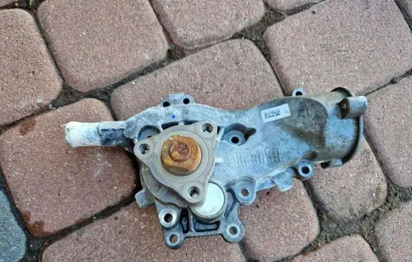 Opel Meriva B Water pump 25193407