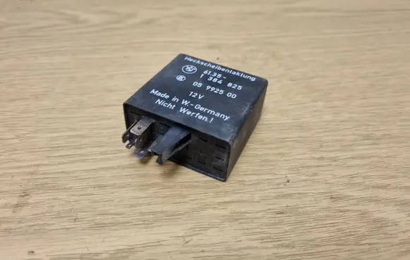BMW 5 E34 Other relay 1384825