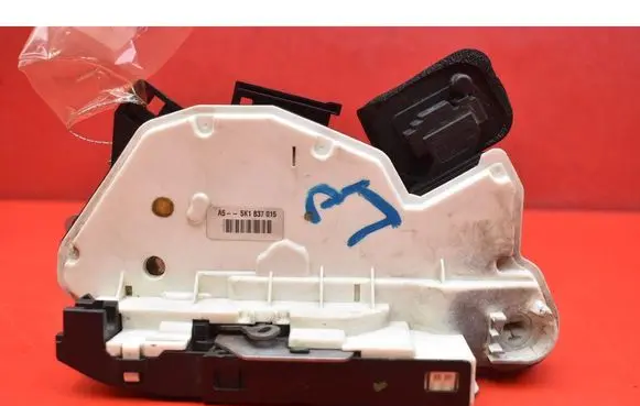 Volkswagen Golf V Front door lock 5K1837015