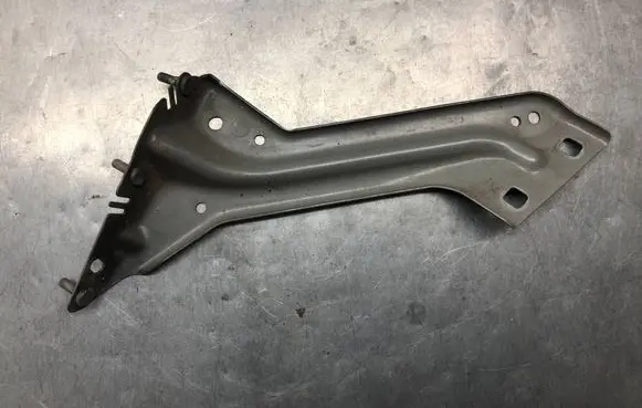 Audi Q5 SQ5 8R Fender mounting bracket 8R0821136 13072016