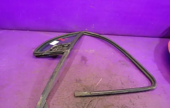 Citroen C3 Front door window glass four-door