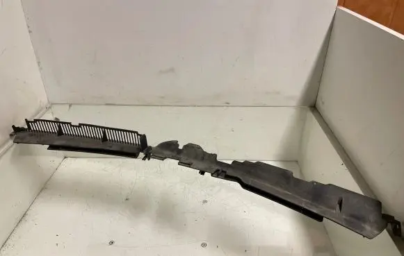 Volkswagen PASSAT B6 Radiator trim 3C0121330