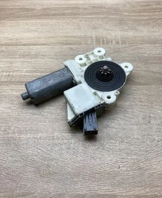 Toyota Avensis T250 Rear door window regulator motor 0130822031 999060102