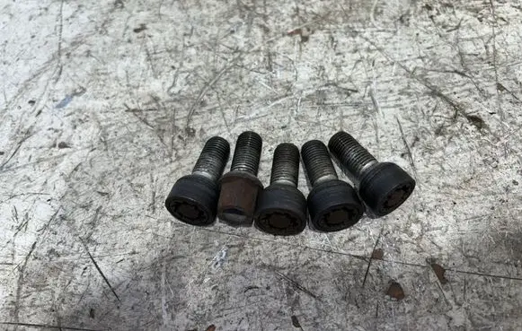 Volkswagen Golf V Nuts/bolts