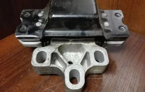 Volkswagen PASSAT B6 Engine mount bracket 3C0199555R