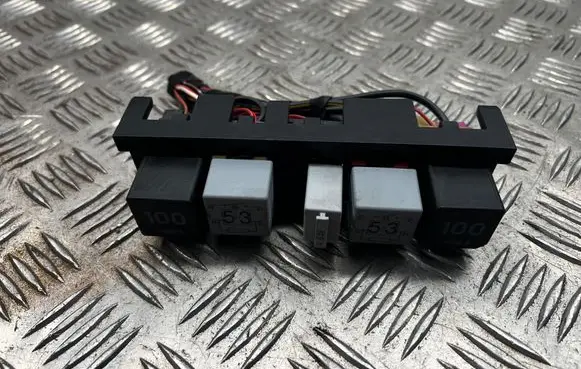 Skoda Superb B6 (3T) Relay mounting block 1K0937503A