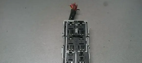 Opel Meriva A Relay mounting block 93363145