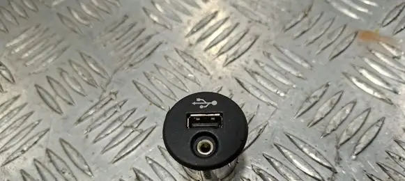 Nissan Juke I F15 USB socket connector 28023BH00A