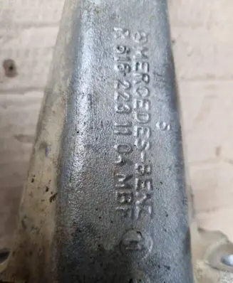 Mercedes-Benz 207 310 Engine mounting bracket