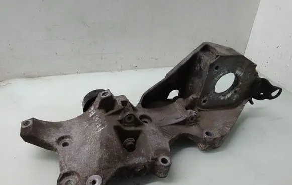 Volkswagen PASSAT B6 Generator/alternator bracket 03L903143D
