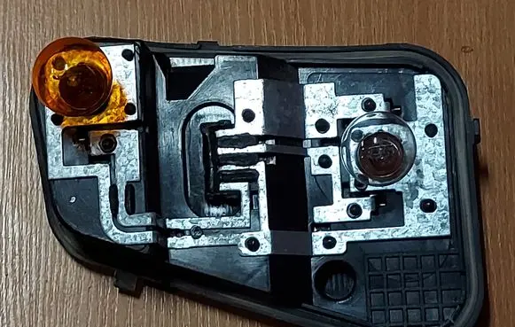 Volkswagen Touareg I Tail light bulb cover holder 7L6945257