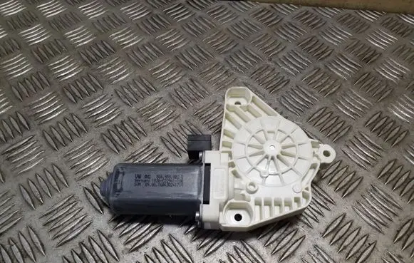 Volkswagen PASSAT B8 Front door window regulator motor 5Q4959802B 1036C22941100