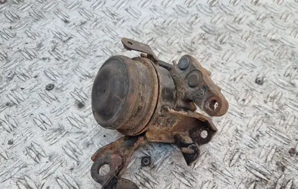 Toyota Avensis T250 Engine mount bracket