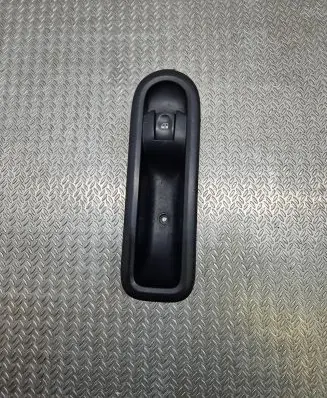 Renault Twingo II Electric window control switch 8200356517B 168110