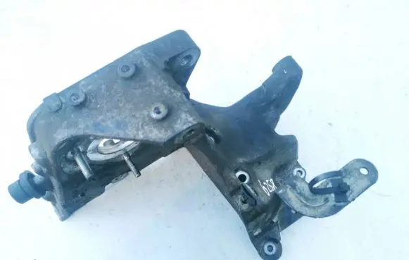 Opel Zafira B Engine mounting bracket 55196092