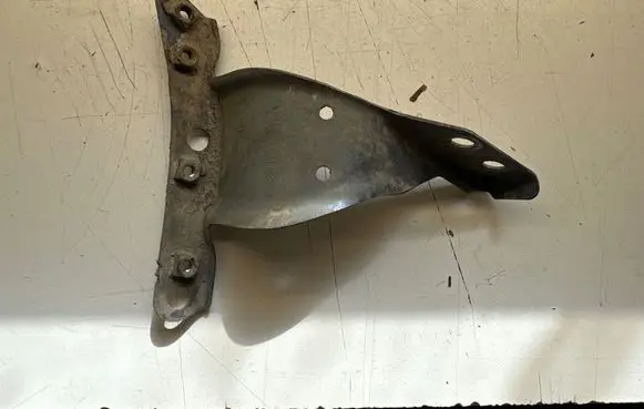 Audi A4 S4 B7 8E 8H Fender mounting bracket 8E0821136A