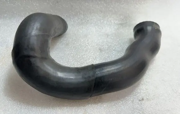Volkswagen PASSAT B5.5 Intercooler hose/pipe 4B0145746E