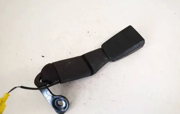 Middle seatbelt buckle (rear)