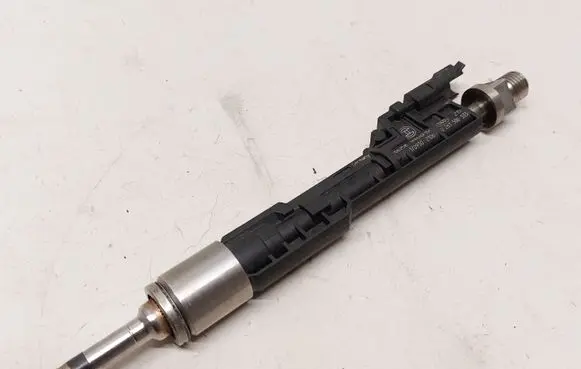 BMW 7 F01 F02 F03 F04 Fuel injector 13647639994