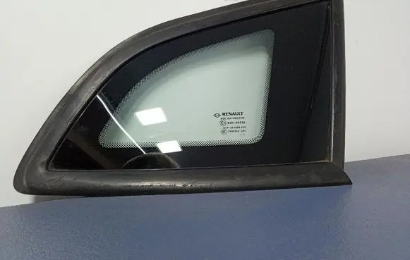 Renault Megane III Rear side window 833060008R