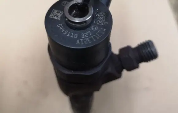 Opel Insignia A Fuel injector 0445110327