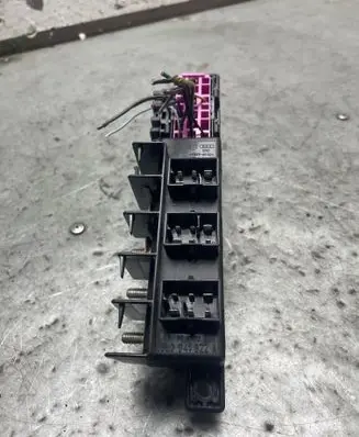 Volkswagen PASSAT B5.5 Fuse box set 8L0941822A 896083000