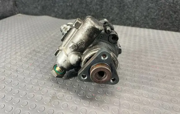 Jaguar XF X250 Power steering pump 8W833A674