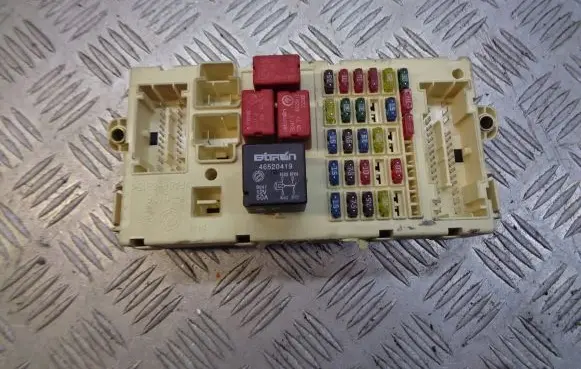 Fiat Stilo Fuse box cover 46750594