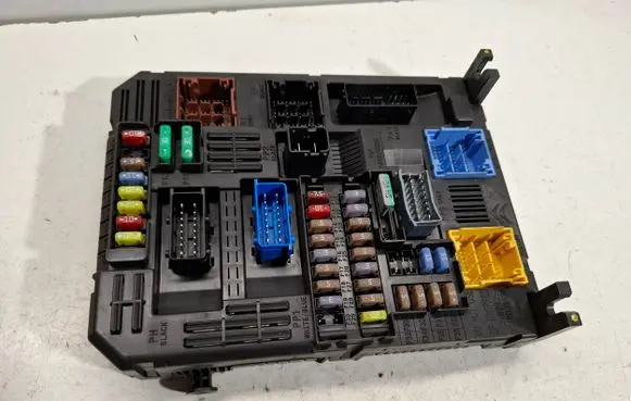Citroen DS7 Crossback Fuse module 9830813080