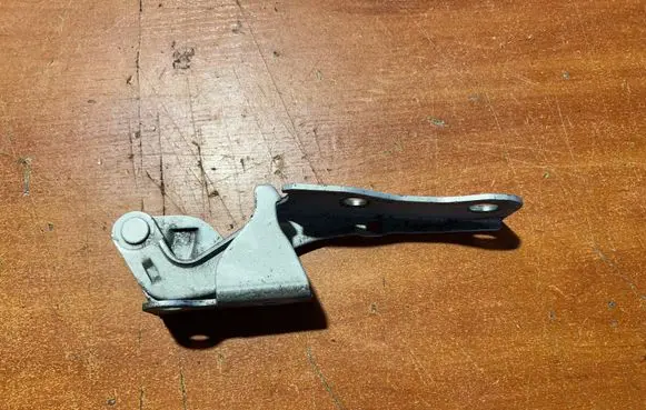 Hyundai Matrix Engine bonnet/hood hinges