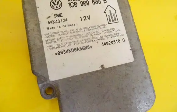 Volkswagen Golf IV Airbag control unit/module 1C0909605B