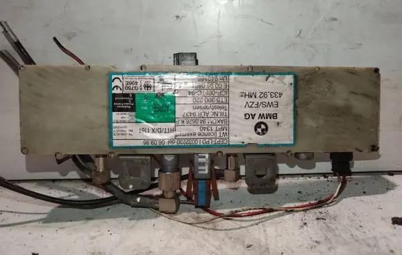 BMW 5 E39 Antenna control unit 8368879 ADM754