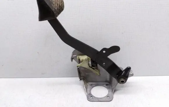 Mercedes-Benz E W210 Brake pedal 2102900619 203511 1232910082