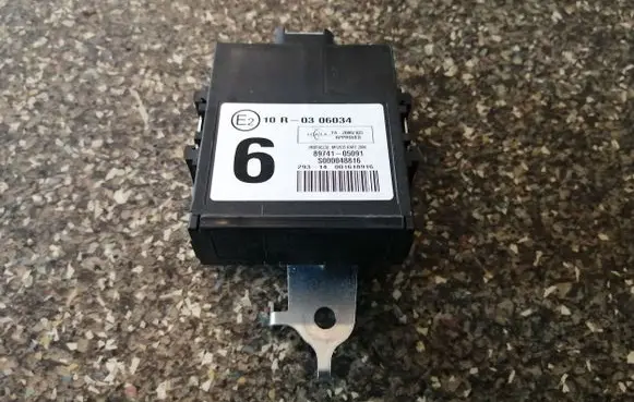 Toyota Avensis T270 Door central lock control unit/module 8974105091